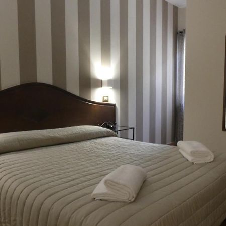 Hotel Piscina La Suite Prossedi Exteriör bild