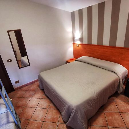 Hotel Piscina La Suite Prossedi Exteriör bild