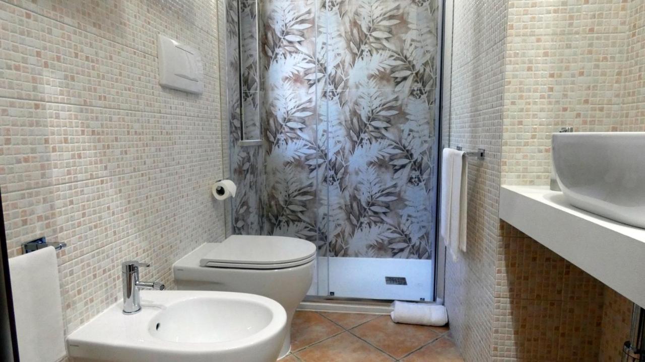Hotel Piscina La Suite Prossedi Exteriör bild