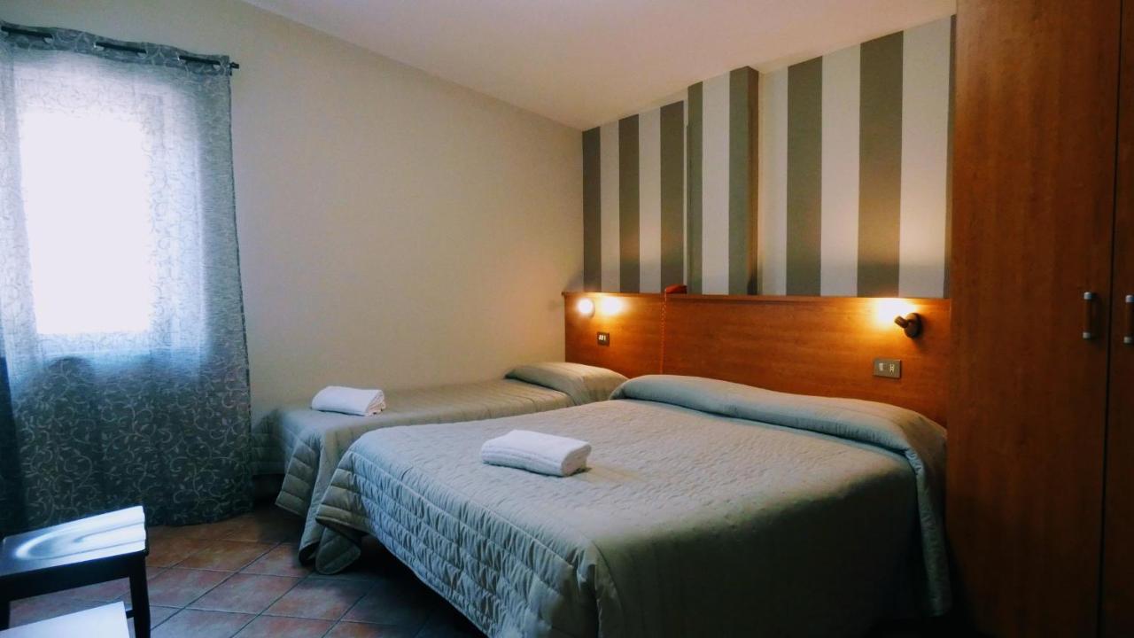 Hotel Piscina La Suite Prossedi Exteriör bild