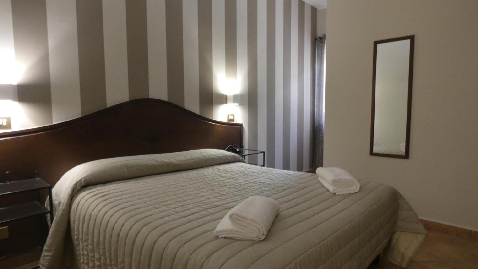 Hotel Piscina La Suite Prossedi Exteriör bild
