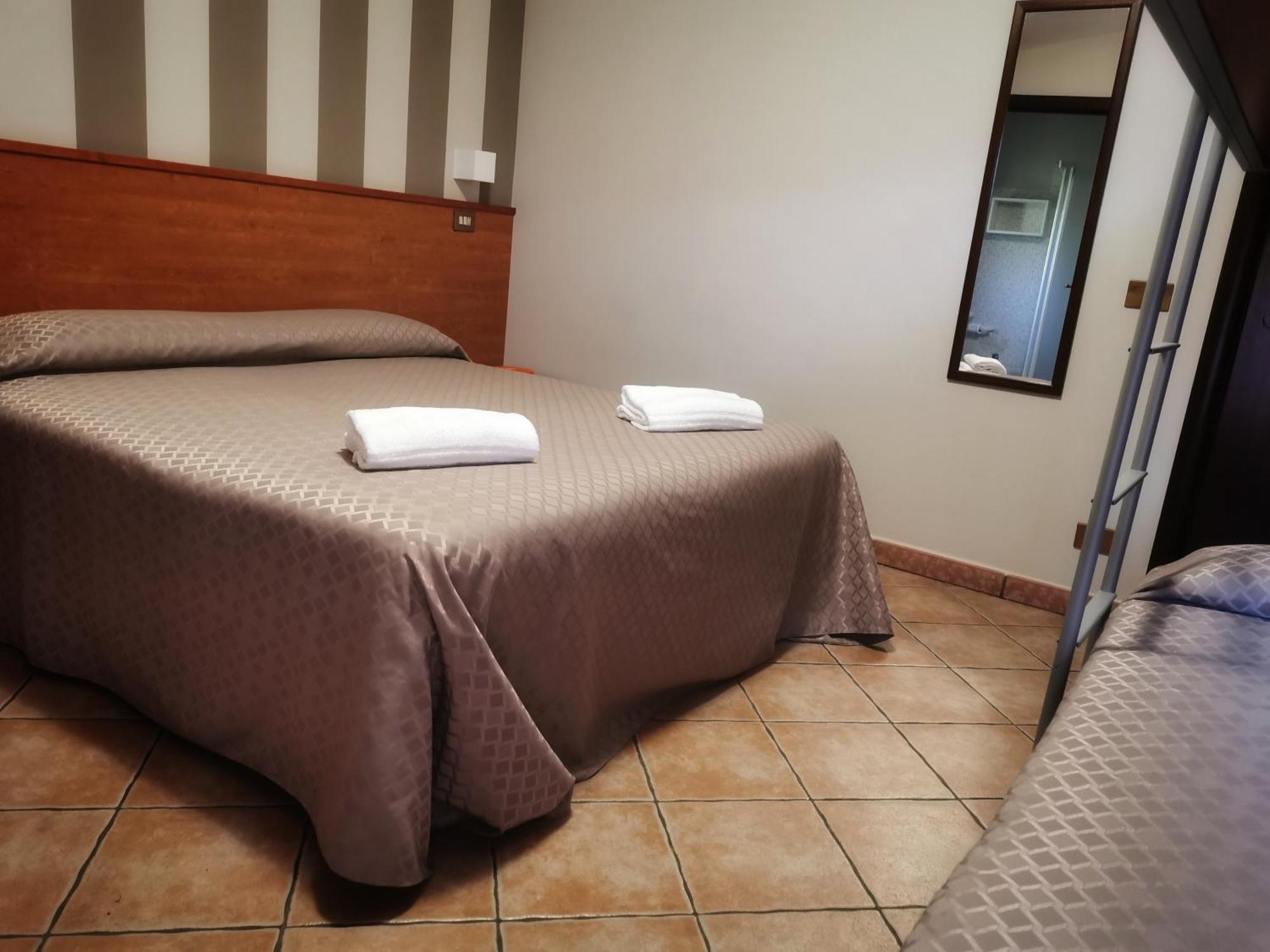 Hotel Piscina La Suite Prossedi Exteriör bild