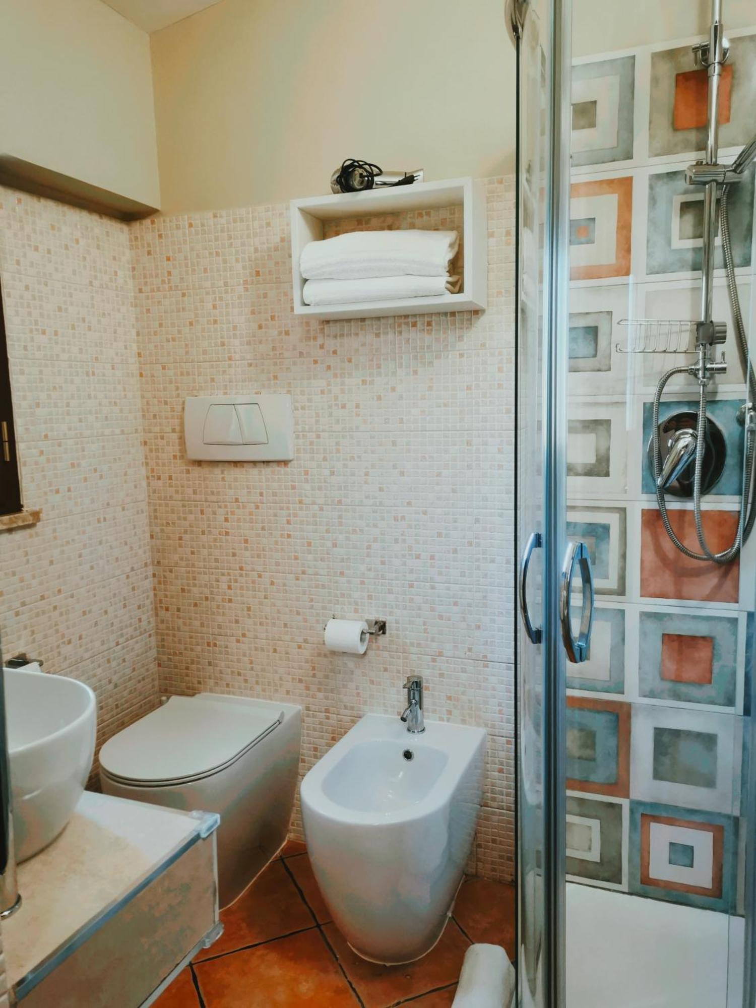 Hotel Piscina La Suite Prossedi Exteriör bild
