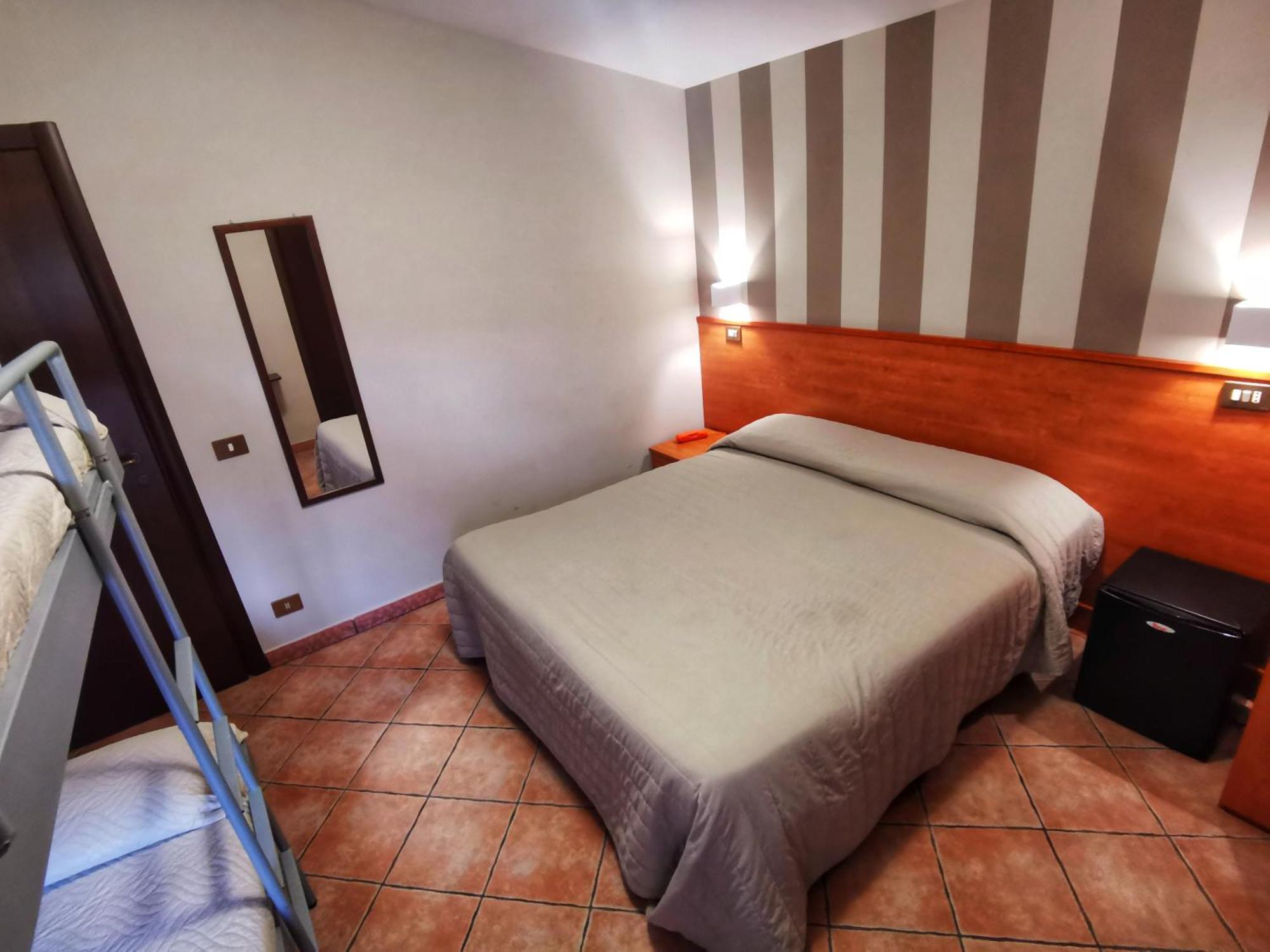 Hotel Piscina La Suite Prossedi Exteriör bild
