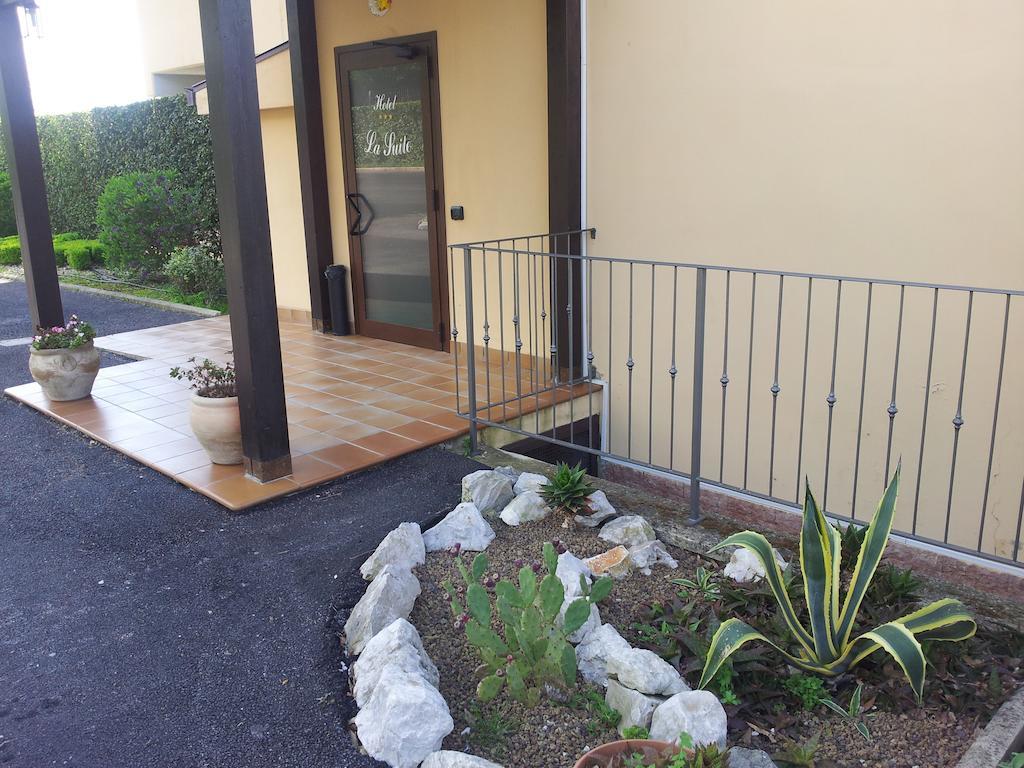 Hotel Piscina La Suite Prossedi Exteriör bild